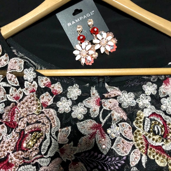 Rampage Earrings Flowers in Pink and Red Tones - Picture 5 of 5